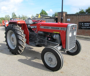 Tractor de Ruedas Massey Ferguson 240 Usado, Tracción en las 4 Ruedas, Transmisión por Engranajes, Motor de 44 HP, Caja de Cambios, Garantía de 2 Años, Origen Francia, Probado - Product Image 2