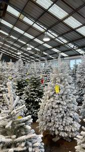 Grand arbre de Noël artificiel réaliste en plastique écologique de qualité supérieure pour cadeaux – Entier et de haute qualité - Product Image 5