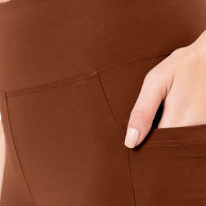 Pantalones de chándal acampanados personalizados para mujer Fabricante OEM Proveedor Pantalones deportivos acampanados de tela de alta calidad con impresión de logotipo a granel - Product Image 5