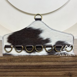 Nouveau porte-écharpe en peau de vache véritable Western Wild Rag avec 6 anneaux en D Hair-on Leather Cowboy Bandana Display Hanger pour Ranch Decor - Product Image 1