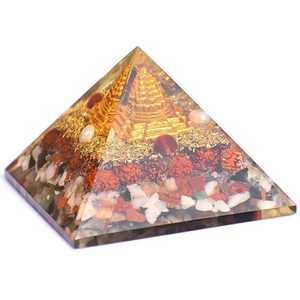Pyramide d'orgonite Shree Yantra à succès avec Rudraksha et pierres précieuses, protection Vastu, guérison énergétique et décoration spirituelle - Product Image 1