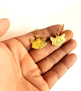 Boucles d'oreilles élégantes faites à la main visage de chat en laiton argent plaqué or résultats pour la fabrication de bijoux cadeau génial pour la Saint-Valentin - Product Image 1