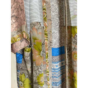 Chaqueta Larga de Seda Azul con un Toque de Elegancia - Product Image 2