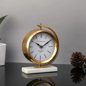 Horloge de table en métal poli de haute qualité reflète la lumière magnifiquement, créant un point focal sophistiqué sur votre bureau - Product Image 6