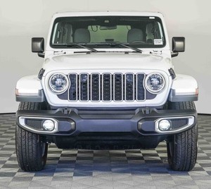 Jeep Wrangler Sahara 2025 de 4 Puertas y Tracción en las 4 Ruedas - Product Image 1