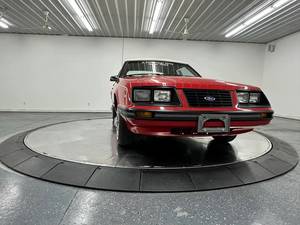 Ford Mustang GLX Coupé Rojo de 1983 Usado, Manual, Gasolina, Volante a la Izquierda, 4 Asientos, Faros Halógenos, Neumáticos R15 - Product Image 1