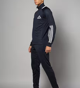 ชุดวอร์มกีฬาลายข้างแบบกำหนดเองคุณภาพสูง ผ้าฟลีซคอตตอน 100% ชุดเซ็ตแบบเรียบ ดีไซน์ 2-in-1 โดย Ako - Product Image 3