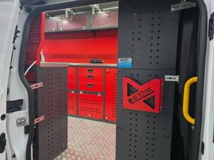 Sistema de estanterías OEM de alta resistencia para furgonetas de taller móvil con banco de trabajo, cajones para herramientas y armarios superiores para furgonetas de servicio y estanterías para coches. - Product Image 4