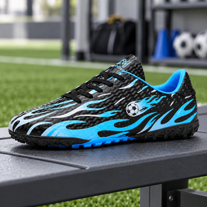 Chaussures de football pour terrains synthétiques, pour les matchs et les entraînements de ligue locale, noires et cyan, avec col bleu, coupe basse et lacets plats - Product Image 3