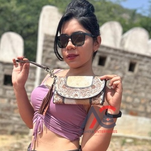 Véritable fourrure de vache faite à la main couleur usiné fourrure cuir bracelet pochette femmes conçu sac à main vente chaude en cuir usiné gland pochette - Product Image 1