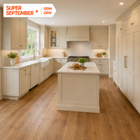 Meuble de cuisine classique en kit, style Shaker crème, avec quincaillerie en laiton doré, îlot de cuisine en marbre et carrelage métro pour hôtel