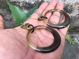 Boucles d'oreilles en corne naturelle faites à la main Légères, élégantes et uniques, idéales pour les amateurs de mode éco-conscients et les cadeaux. - Product Image 6