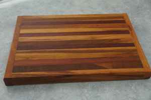 Tabla de cortar artesanal de maderas mixtas, tabla de cocina sólida de madera multicolor para cortar, rebanar, servir y una presentación elegante en la mesa. - Product Image 3