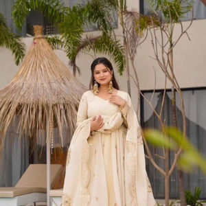 Vêtement de fête de conception traditionnelle indienne codage en soie Chinon avec robe de broderie de séquence avec ensemble de costume Dupatta entièrement brodé - Product Image 1