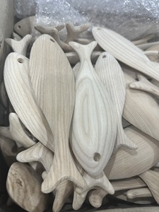 Peces de Madera en Oferta, Juguetes de Peces de Madera para Decoración/ Peces de Madera Tallados en 3D Hechos a Mano con Muchos Colores o Sin Color - Product Image 3