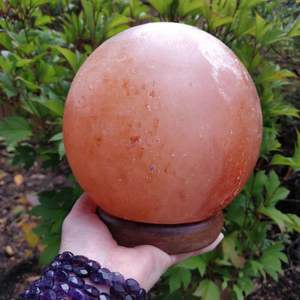 Forme de bol de lampe de sel de l'Himalaya avec base en bois de morceaux naturels et lueur chaude pour le bien-être à la maison - Product Image 1