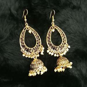 Tip Top Fashions Boucles d'oreilles Jhumki en perles blanches plaquées or antique 1313506A - Product Image 1