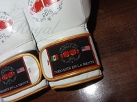 Guantes de boxeo blancos con corazón cromado ganador de competición profesional de calidad superior logotipo personalizado Muay Thai entrenamiento MMA guante