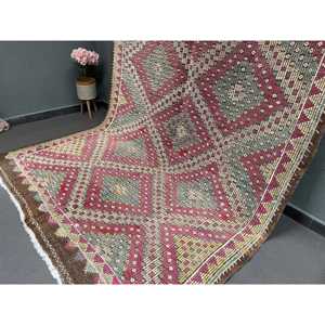 Alfombra Kilim Turca Vintage de 6.7x9.8 pies, Diseño de Parches en Degradado Rojo, Lana Ecológica con Respaldo de Látex - Product Image 3