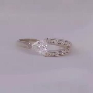 Anillo de compromiso de vástago dividido de un solo lado con un pequeño diamante redondo de laboratorio en oro sólido de 10K/14K/ 18K para compromiso - Product Image 1