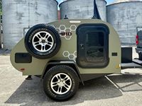 Caravane compacte moderne et étanche, remorque de voyage pliable avec roue de secours pour utilisation tout-terrain en extérieur