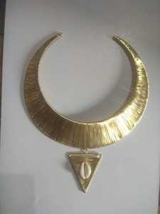 Colliers câblés en laiton sur mesure avec pendentifs coquillages cauris idéaux pour les créateurs et revendeurs de bijoux africains - Product Image 5