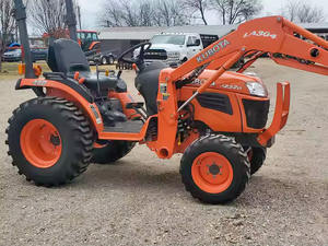 Tracteur Kubota B2320 d'occasion 4WD 90HP avec pompe et moteur Matériel agricole à vendre en excellent état En stock - Product Image 4