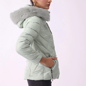 Nueva llegada Precio al por mayor Chaqueta acolchada para mujer 100% Poliéster Ligero con piel Estilo con capucha Chaquetas acolchadas para mujer - Product Image 4