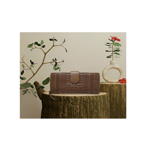 กระเป๋าใส่บัตรวินเทจสำหรับผู้หญิงสีน้ำตาลกันน้ำกระดุมยาวทำจากหนังสินค้าอินเดีย - Product Image 1