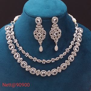 Élégant ensemble de bijoux en diamants américains pour femmes | Collier et boucles d'oreilles éblouissants, parfaits pour les festivals, les célébrations et les rassemblements - Product Image 1