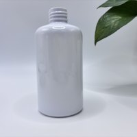 Bouteilles en PET blanches brillantes personnalisées en gros de 100/250 ml : contenants polyvalents pour les soins de la peau et les soins quotidiens pour l'emballage de marque