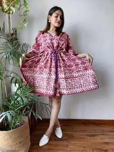 Vestido caftán de algodón étnico corto con cintura con cordón-Cuello en V con estampado floral adecuado para clientes boutique y revendedores de prendas - Product Image 5