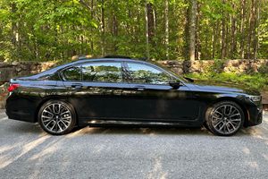 2021 750i xDrive ~13,200 Millas, Motor V8 Twin-Turbo, Tracción en las Cuatro Ruedas, Equipamiento de Alta Gama, Sin Modificaciones - Product Image 3