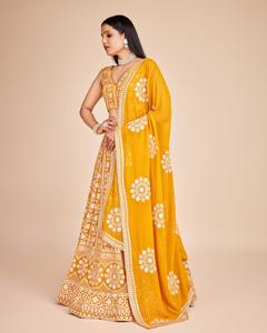 Offre Spéciale à la mode Fox Georgette Lehenga Choli en tissu fluide doux de couleur jaune avec un chemisier de créateur pour les femmes disponibles à la vente - Product Image 3