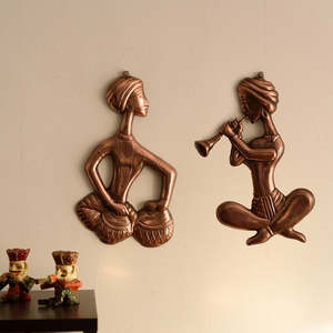 Ensemble de 2 tentures murales en métal marron musiciens jouant du tabla et du shehnai Instruments indiens complexes belle décoration murale - Product Image 1
