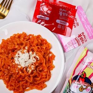 韓国スパイシーヌードルブルダッククリームカルボナーラホットチキンフレーバーラーメンスパイシーチキンフライドヌードル