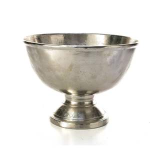 Vase en aluminium de forme unique avec finition argentée pour les thèmes de décoration modernes et classiques pour les espaces de vie - Product Image 1