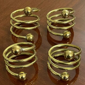 Anneaux de serviette en métal doré au design minimaliste moderne pour les repas quotidiens et les événements formels - Product Image 1