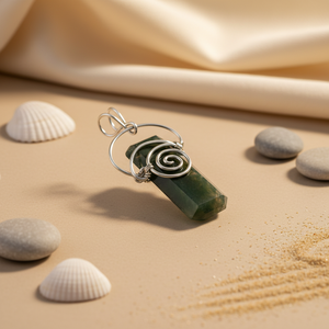 Pendentif en argent plaqué or avec pierre précieuse verte enveloppée de fil, pour femmes, avec un ensemble de rubis et de jade naturels, style religieux, breloques en laiton - Product Image 1