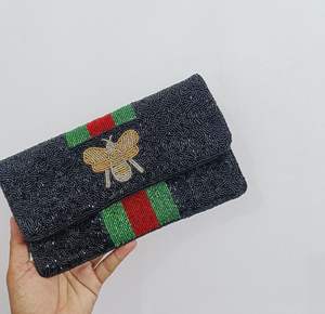 Petit porte-monnaie coloré perlé de graine fait à la main avec la décoration de broderie - Product Image 1