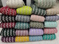 Tissu en filet brodé de paillettes de haute qualité avec des motifs floraux pour les saris, robes et robes de soirée, disponibles dans de nombreuses options de couleurs