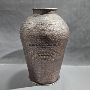Vase en métal bronze rustique haut de gamme avec un design en relief artistique et un col étroit pour des accents de maison intemporels - Product Image 2