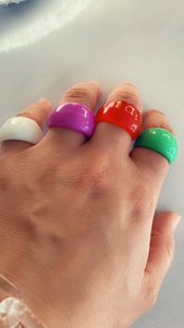 Anillos de resina de diseño de lujo personalizados Joyas de dedo de resina de color encantador a precio al por mayor Estilo clásico para fiestas - Product Image 4