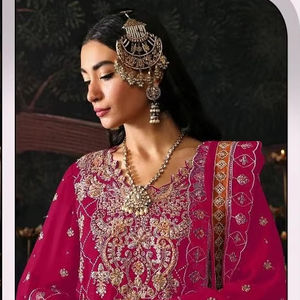 Elegante Shalwar Kameez Chinon con Bordado a Mano, Forro Interior de Santoon Mate y Dupatta para un Look Festivo Indio-Pakistaní - Product Image 1