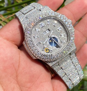 Deslumbrante reloj de moissanita Hip Hop de diseño elaborado con diamantes de claridad VVs de corte brillante redondo para hombres - Product Image 1