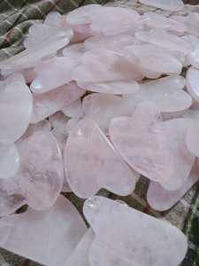 Pierre naturelle faite à la main de qualité supérieure Jade Rose Quartz Gua Sha Agate de cristal polie à la main pour le massage du visage Relaxation du corps - Product Image 5