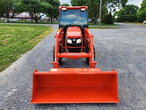 Tracteur à roues Kubota 4x4 35 CV rouge, tracteur utilitaire multifonctionnel pour jardin avec pelle frontale - Product Image 3