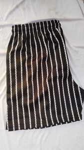Pantalones cortos negros a rayas con bolsillos en el dobladillo y cordones planos para baloncesto y fútbol fabricados en Pakistán por HoopUp Gears - Product Image 2