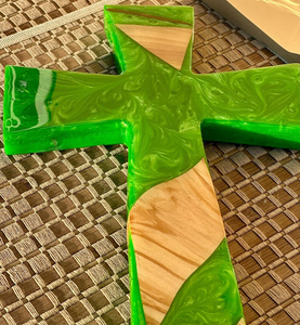 Sculpture en croix néon abstraite-Tenture murale spirituelle en bois d'olivier et résine écologique fabriquée à la main 25cm pour intérieurs modernes - Product Image 4