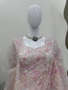 ชุดส่าหรีผ้าเน็ตสีชมพูอ่อนปักลายสำหรับผู้หญิง พร้อมเสื้อปักลายดอกไม้ด้วยมือและผ้าที่ให้ลุคพลิ้วไหว ดูหรูหรา เหมาะสำหรับงานเทศกาลและงานแต่งงาน - Product Image 2